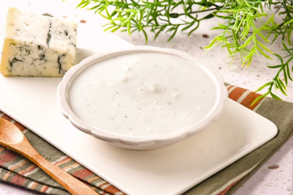 Salsa de queso azul lista para servir