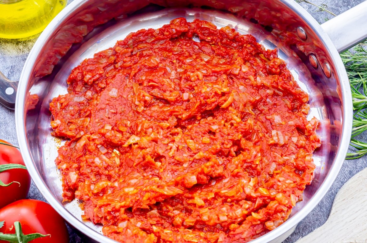 Salsa de tomate en molde para elaborar ratatouille