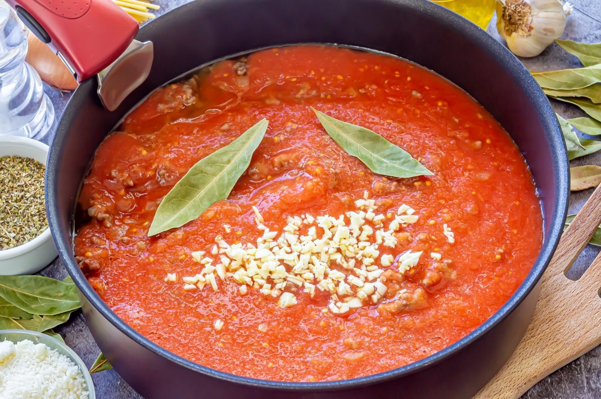 Salsa de tomate y carne picada para los espaguetis