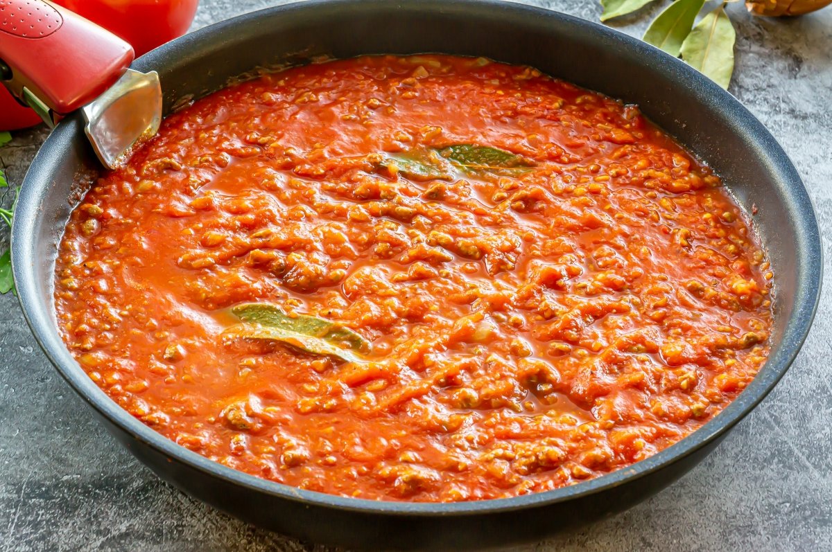 Salsa de tomate y carne picada para los macarrones al horno