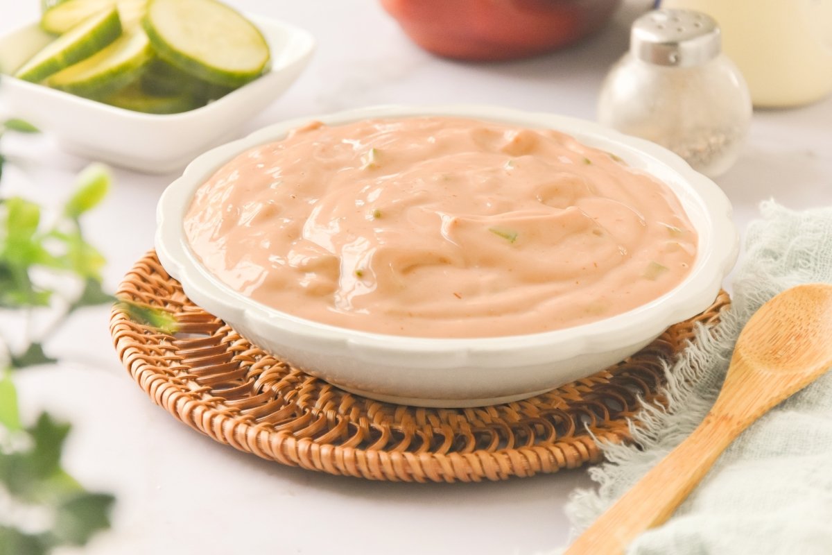 Salsa mil islas lista para tomar