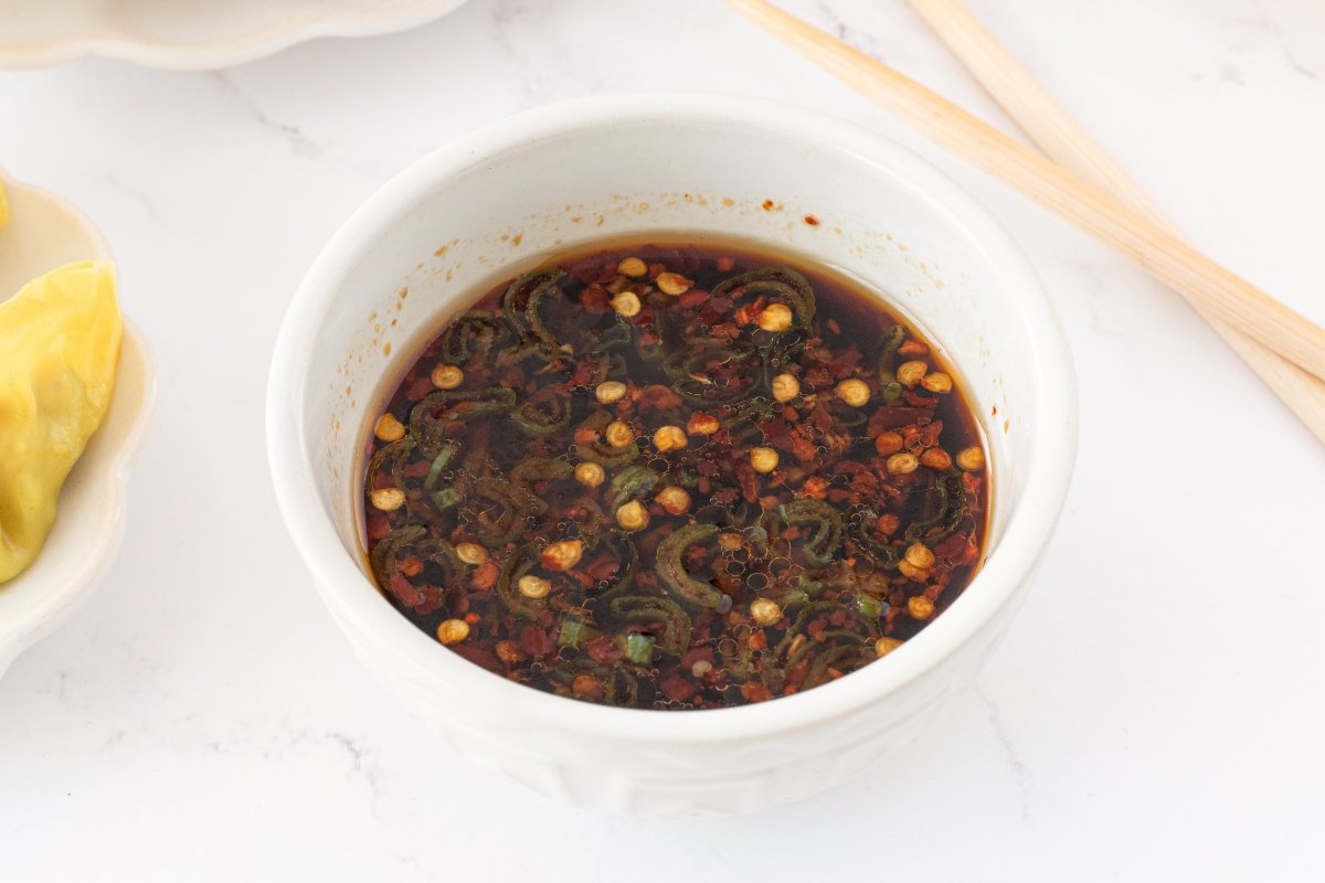Salsa para gyozas en el cuenco