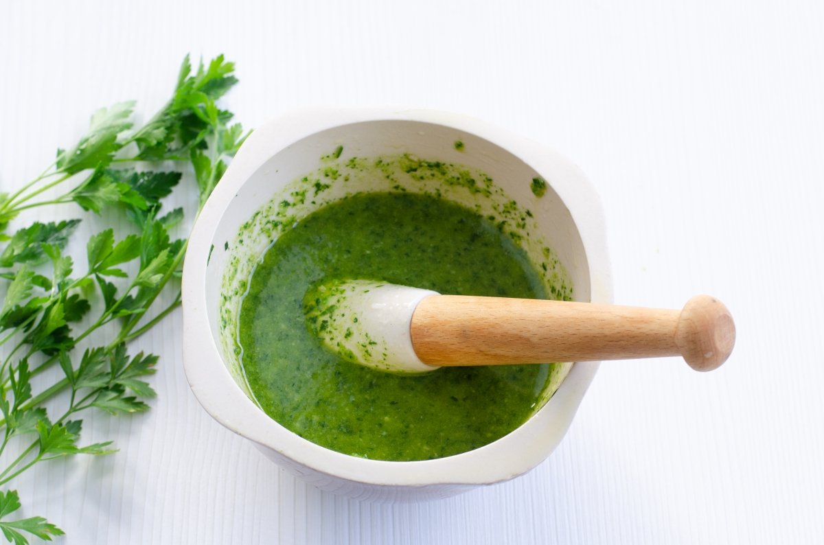 Salsa verde lista para hacer sepia en salsa verde