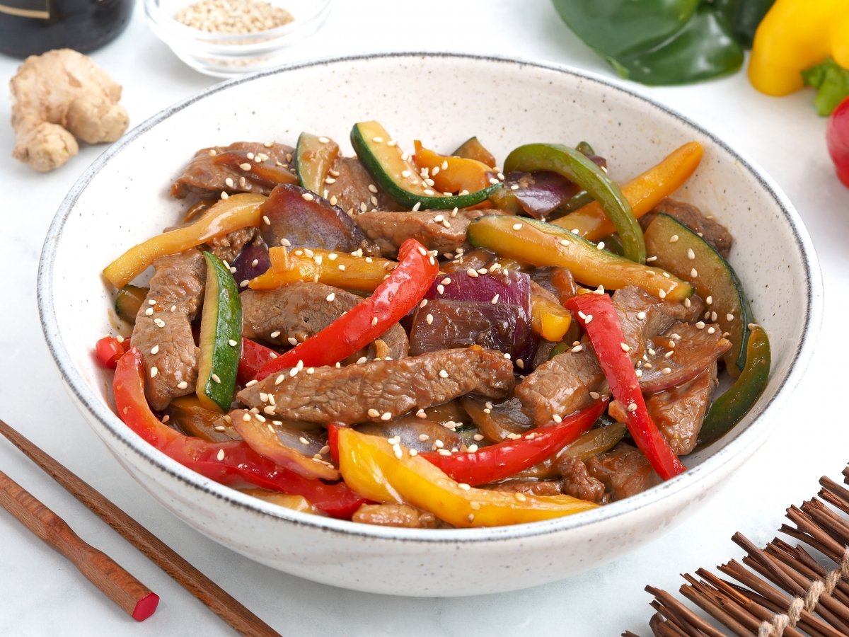 Salteado de ternera con verduras listo para servir