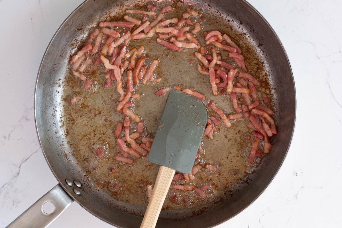 Salteamos el bacon de los guisantes a la francesa