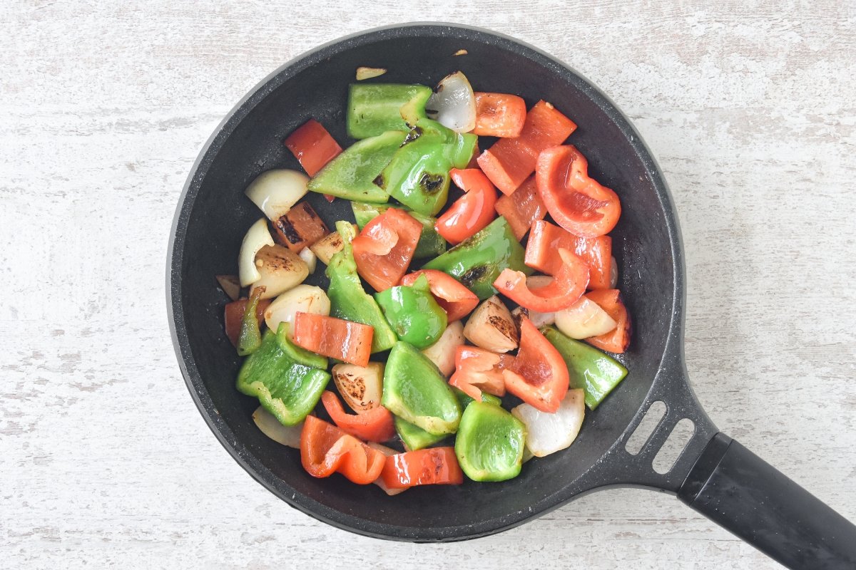 Salteamos la cebolla y los pimientos