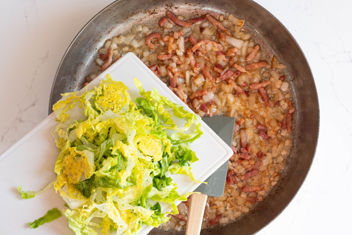 Salteamos la lechuga de los guisantes a la francesa