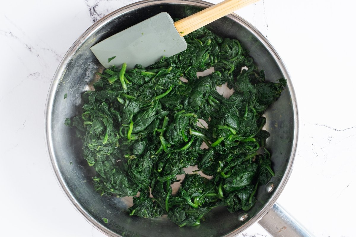 Salteamos las espinacas del börek