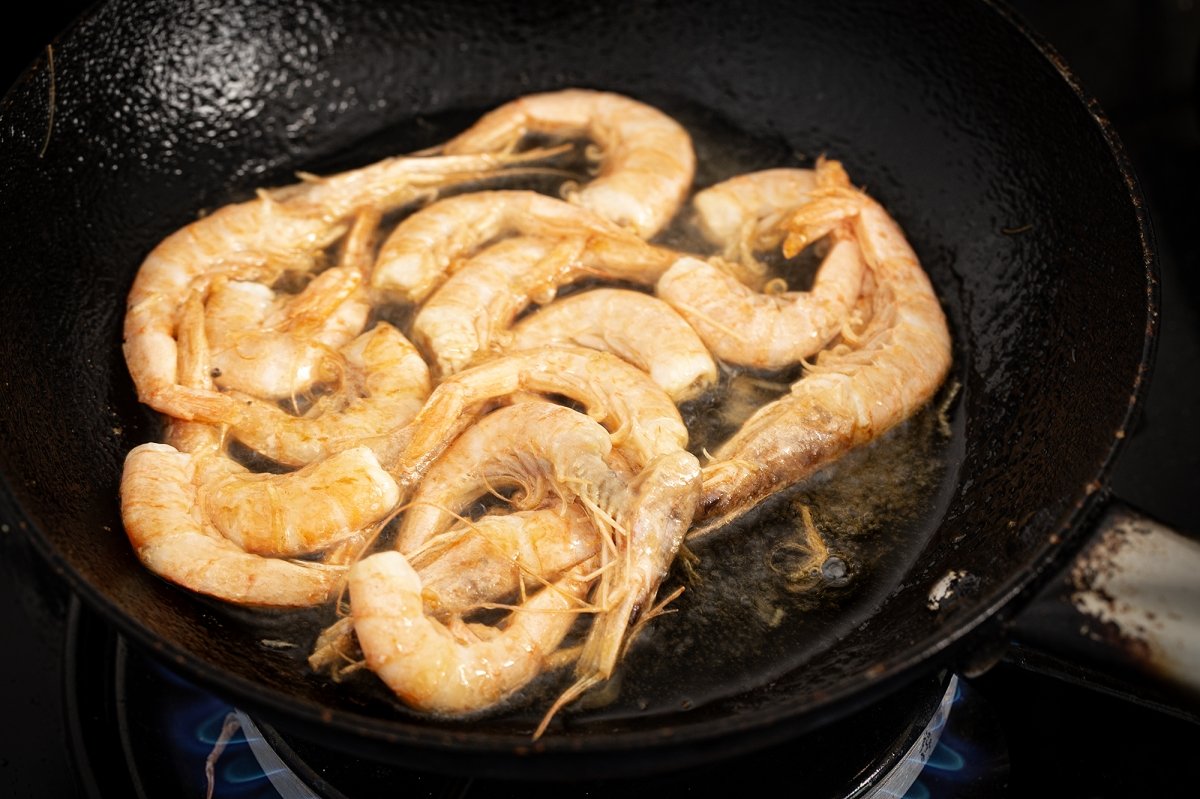 Salteamos las gambas para la decoración