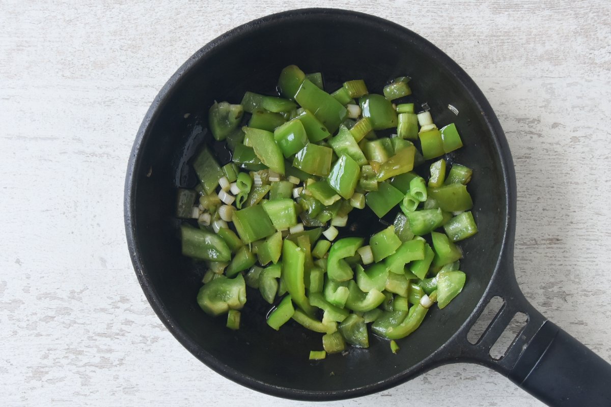 Salteamos las verduras cortadas