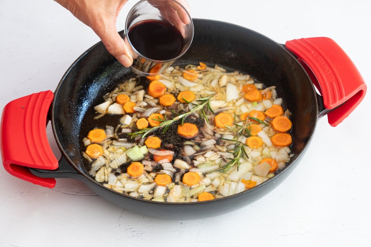 Salteando verduras para hacer falda de ternera asada