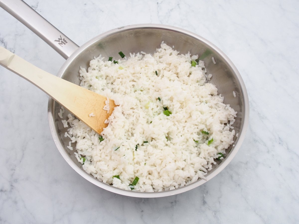 Saltear el arroz con el brote de puerro para el arroz paisa