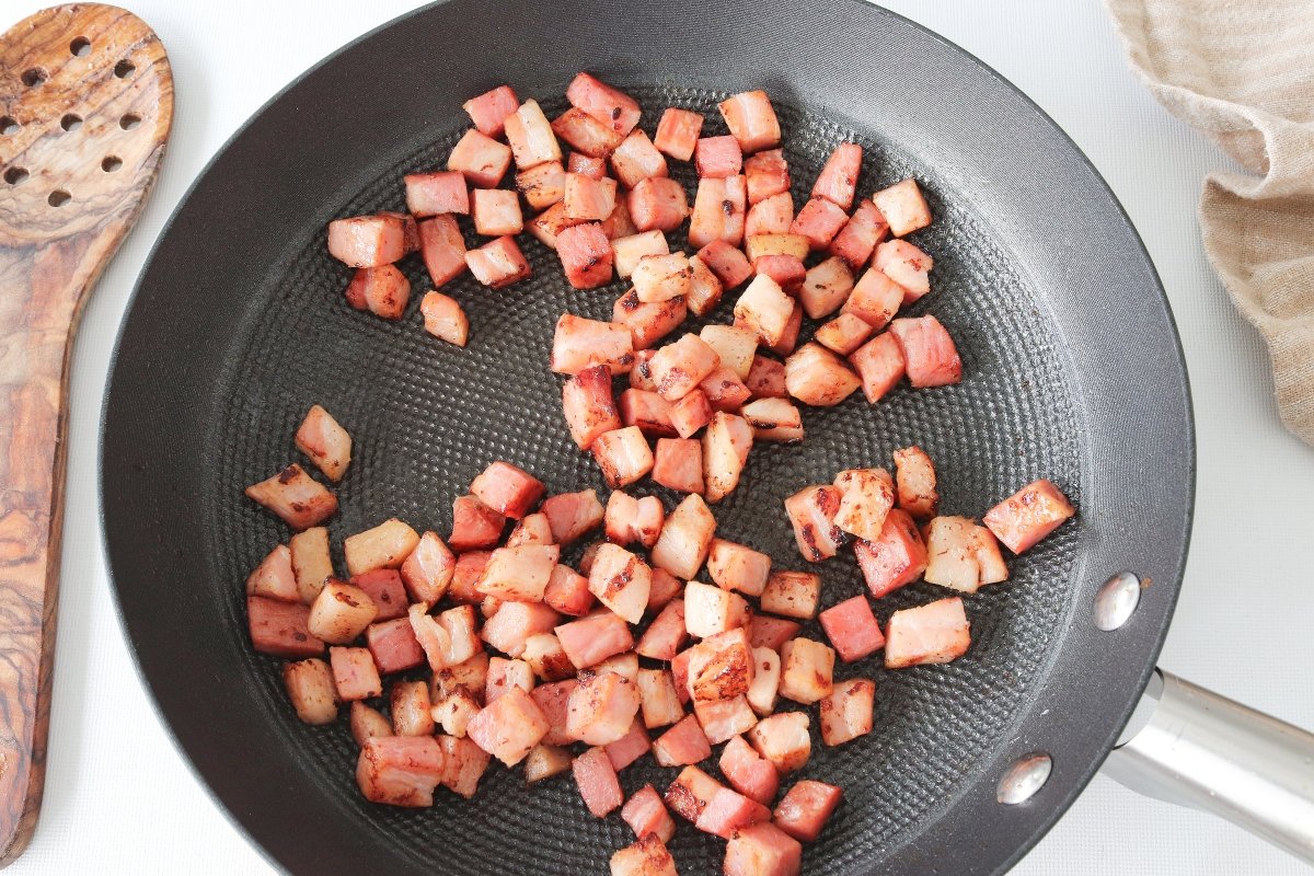 Saltear el bacon para el relleno de la quiche Lorraine