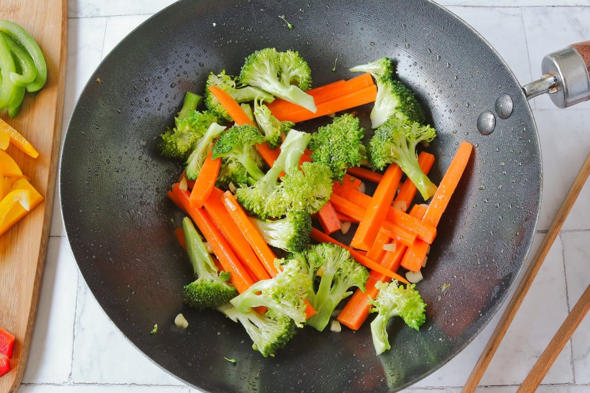 Saltear el brócoli y la zanahoria para el chop suey