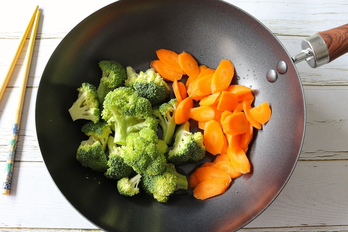 Saltear el brócoli y las zanahorias para el wok