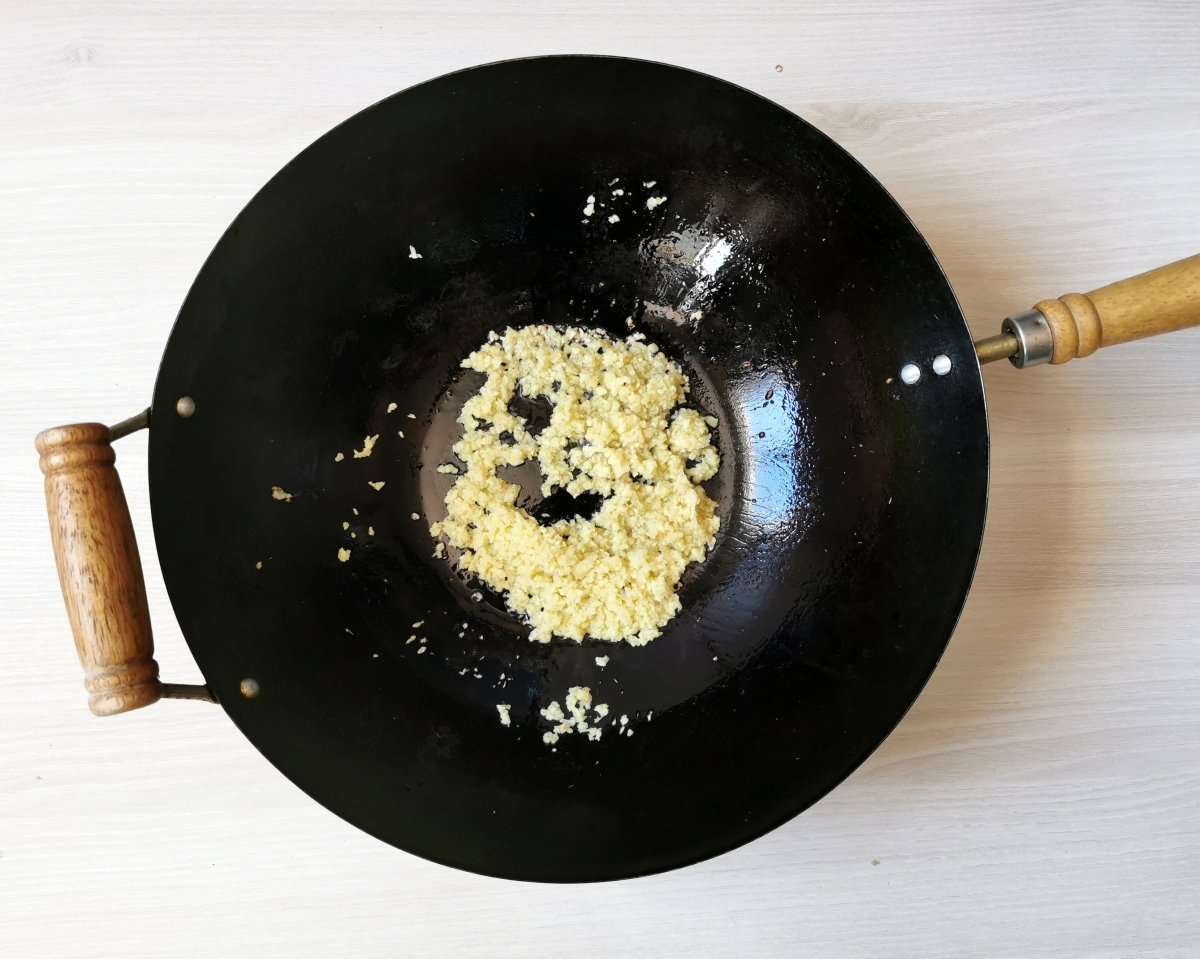 Saltear el jengibre en el wok