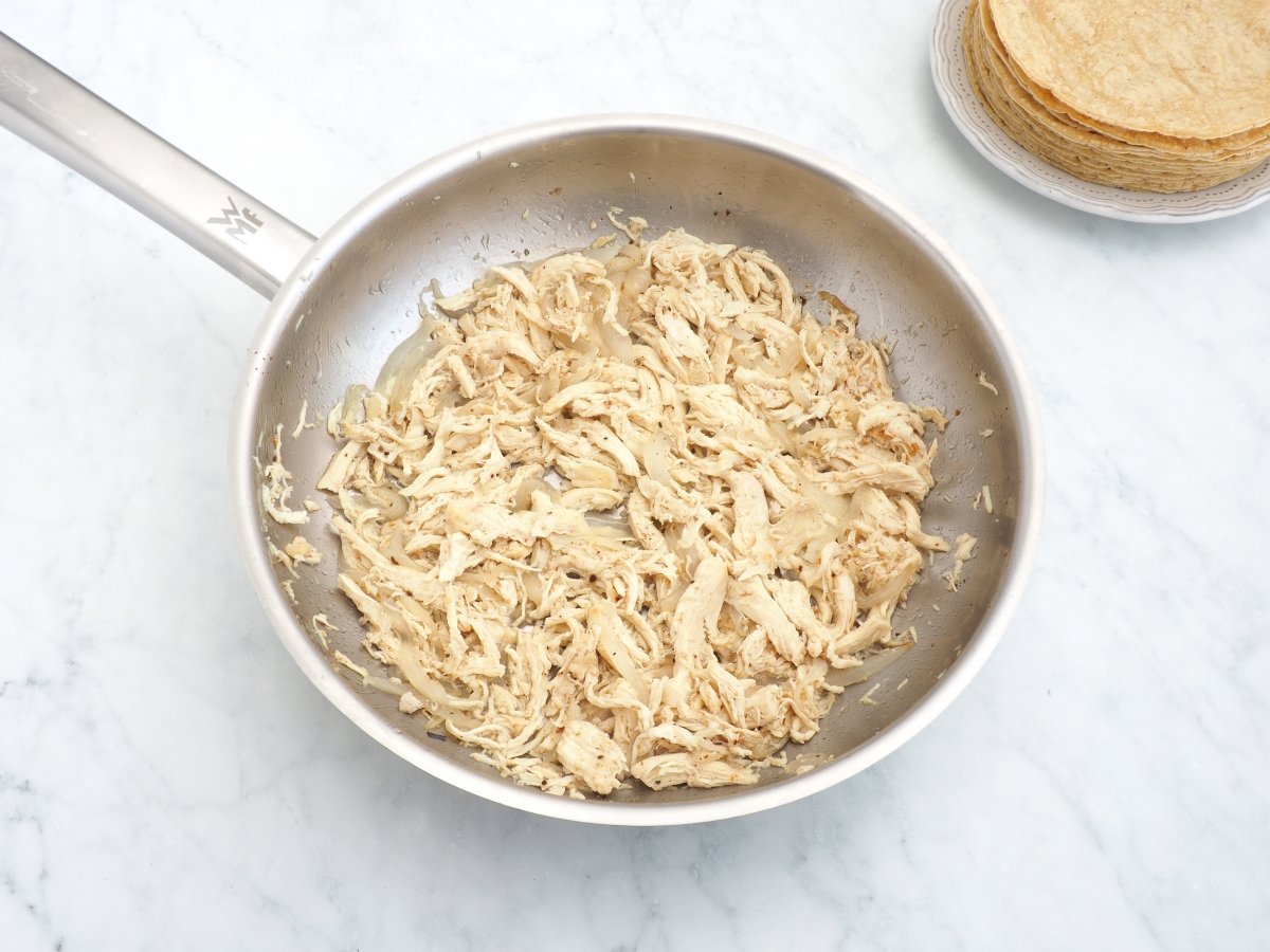 Saltear el pollo con la cebolla