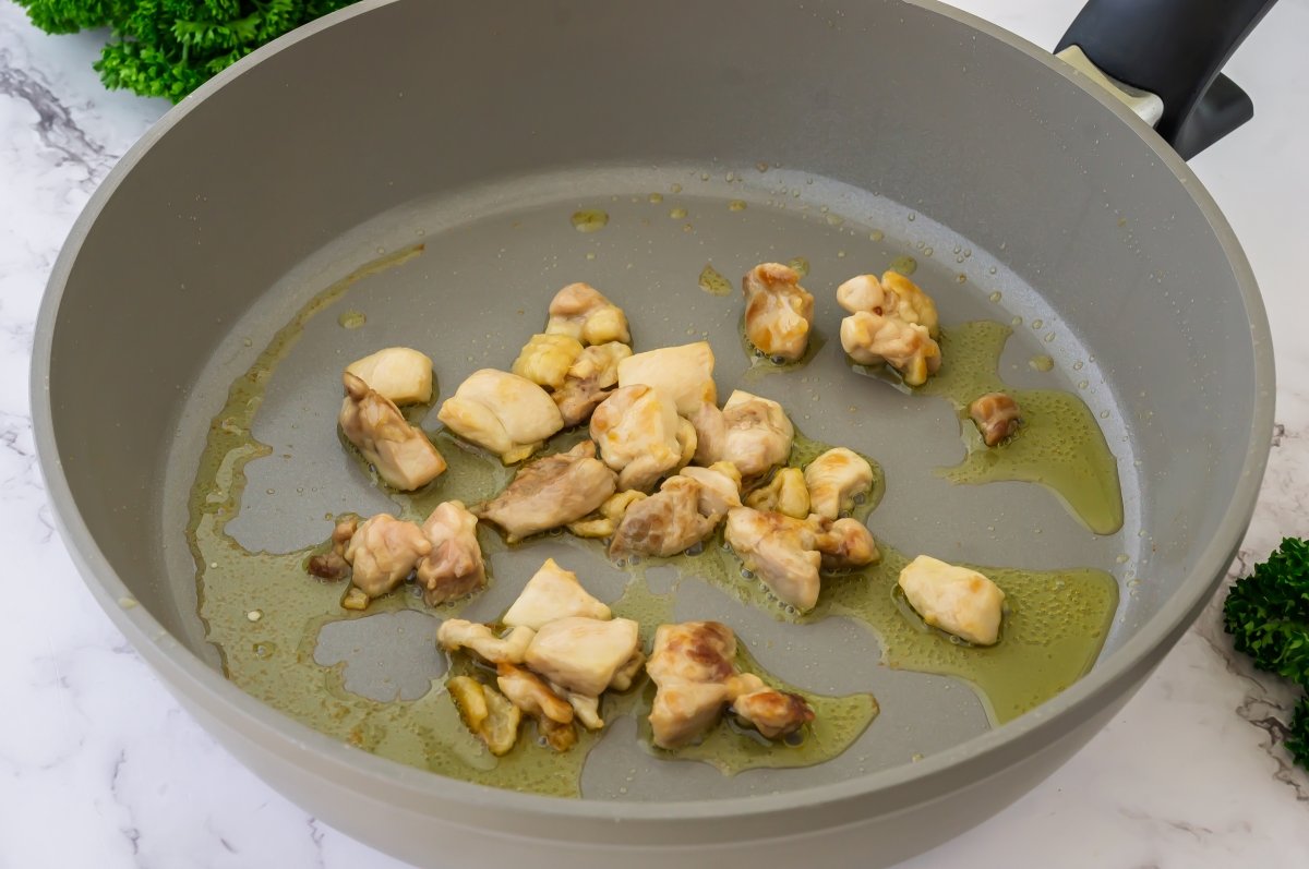 Saltear el pollo del omurice