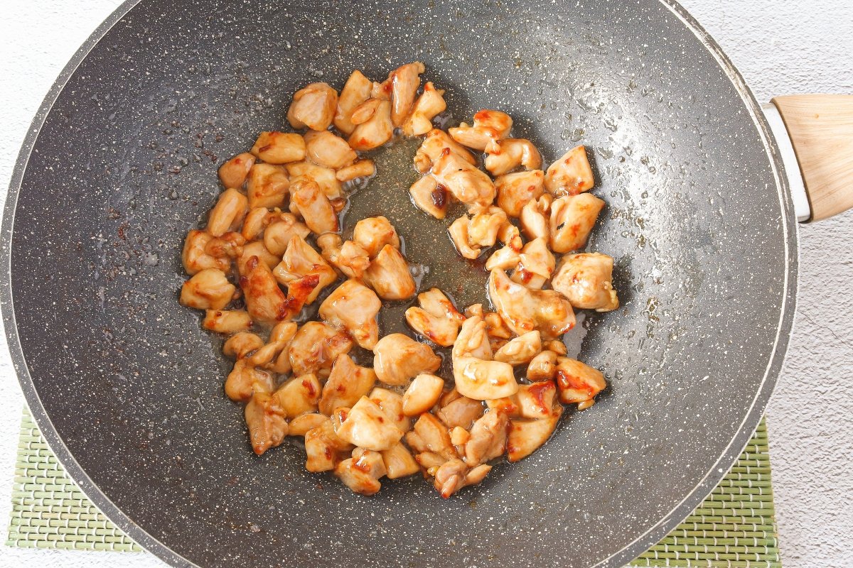 Saltear el pollo para el chow mein