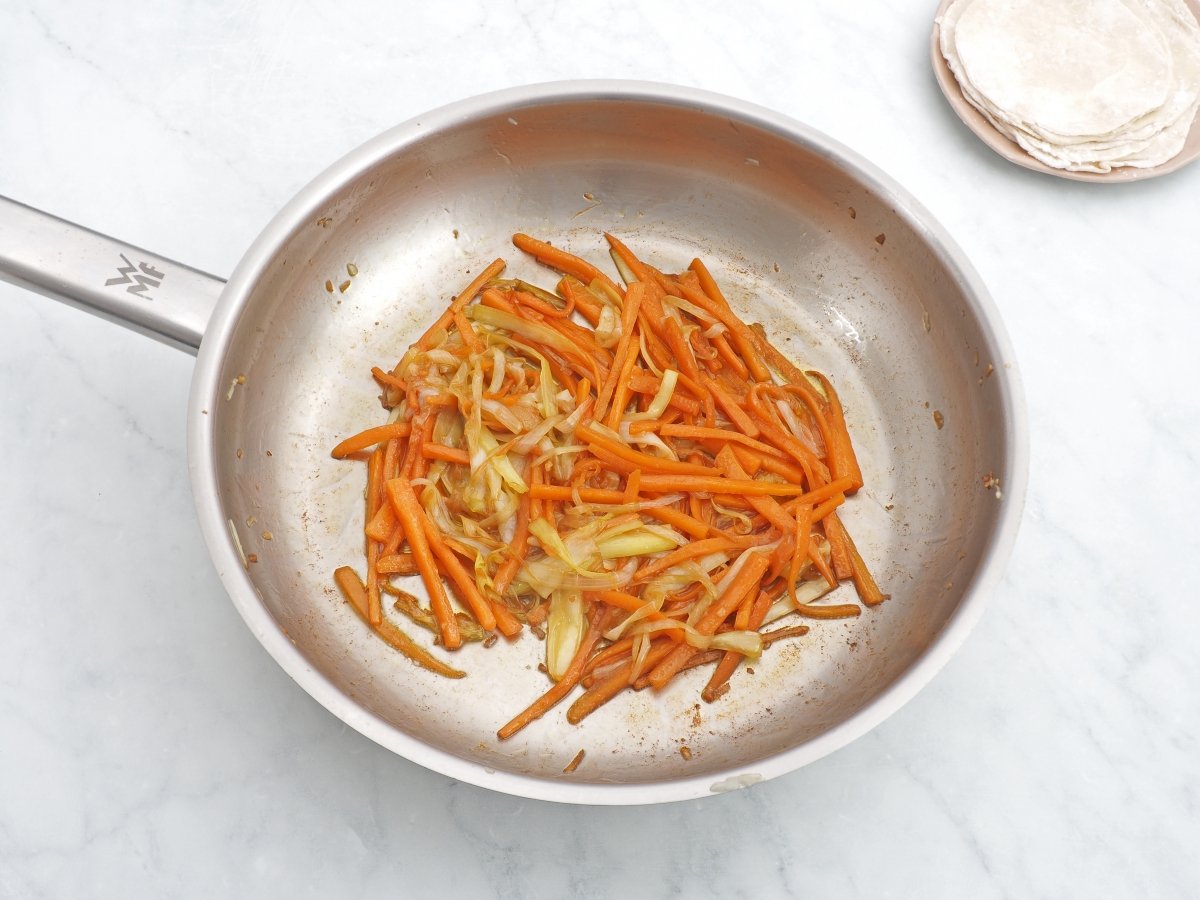 Saltear el puerro con la zanahoria