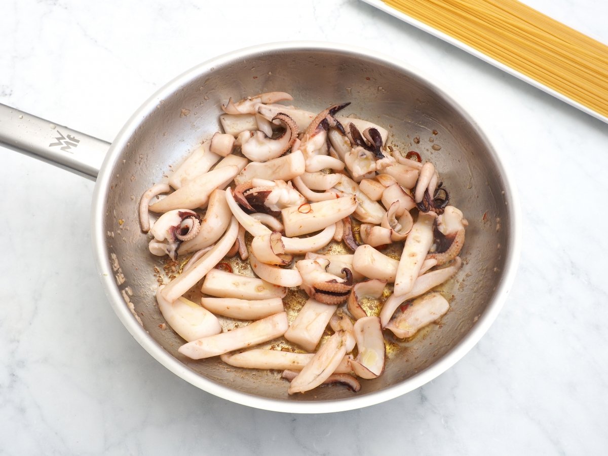 Saltear la sepia para los spaghetti al nero di seppia