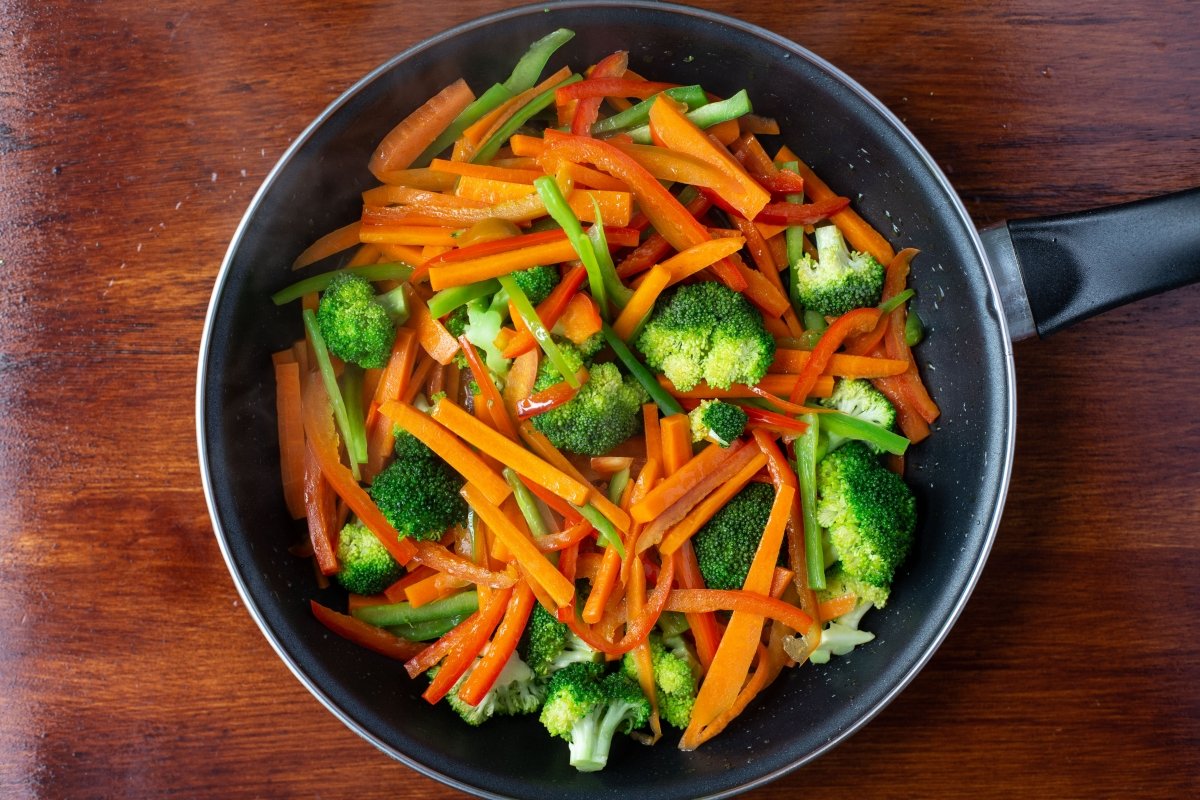 Saltear la zanahoria, los pimientos y el brócoli