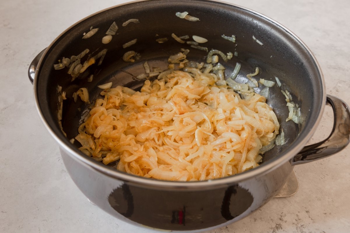 Saltear las cebollas y el pimiento en una sartén con aceite de oliva