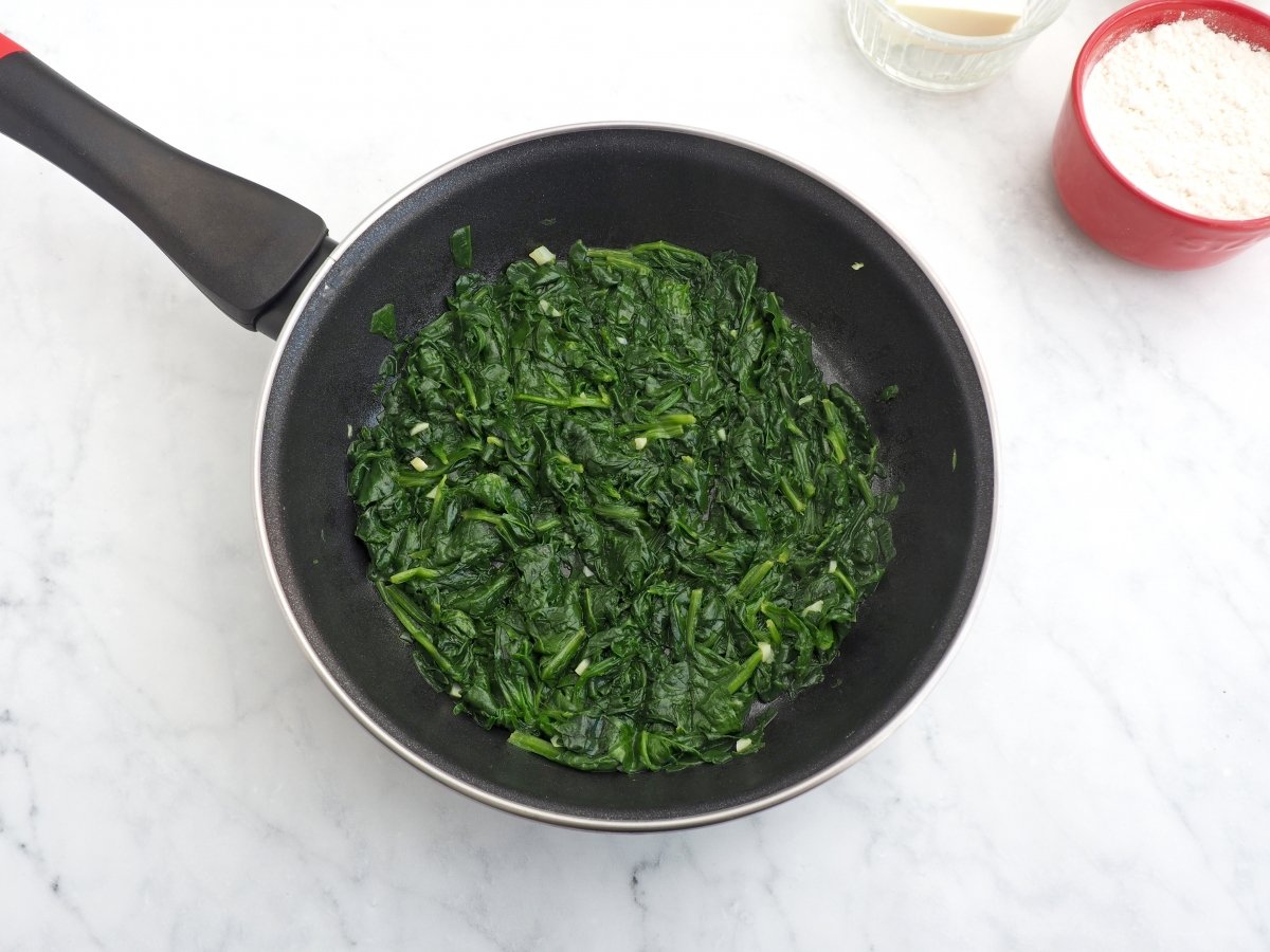 Saltear las espinacas con ajo