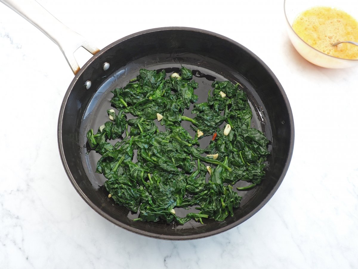 Saltear las espinacas con el ajo y la guindilla