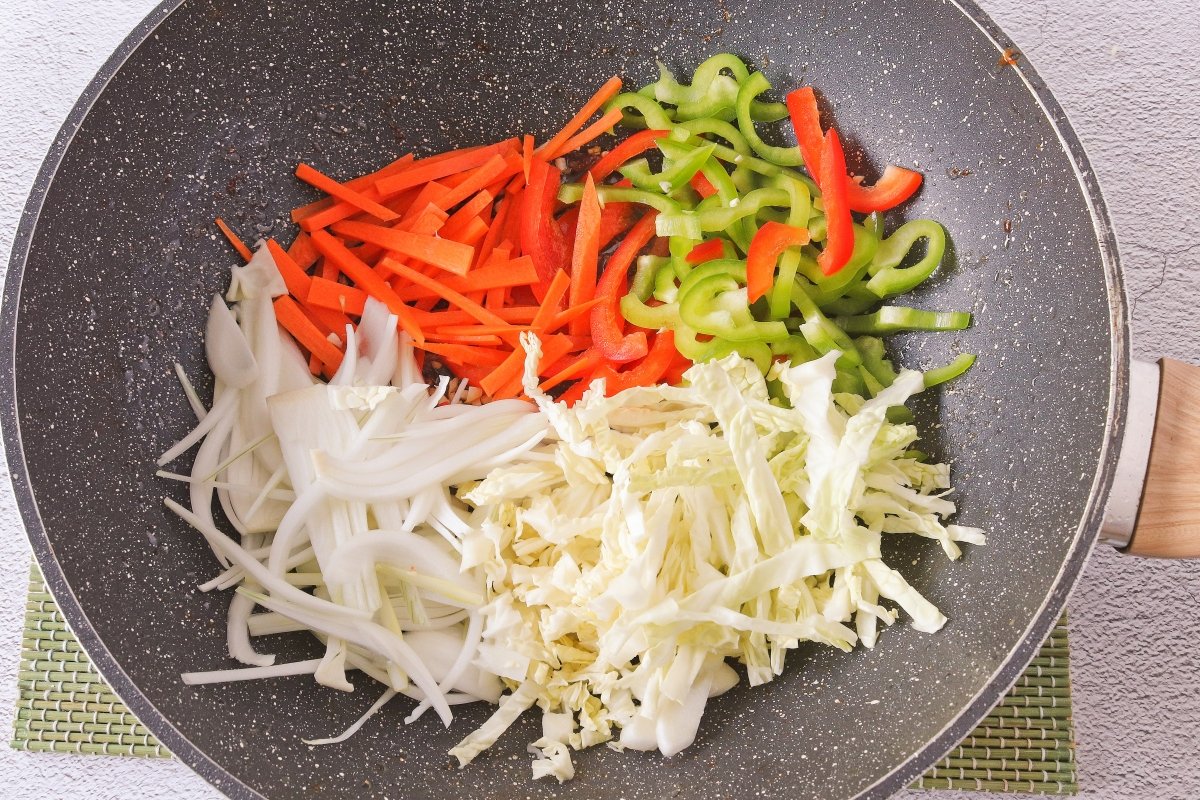 Saltear las verduras para el chow mein
