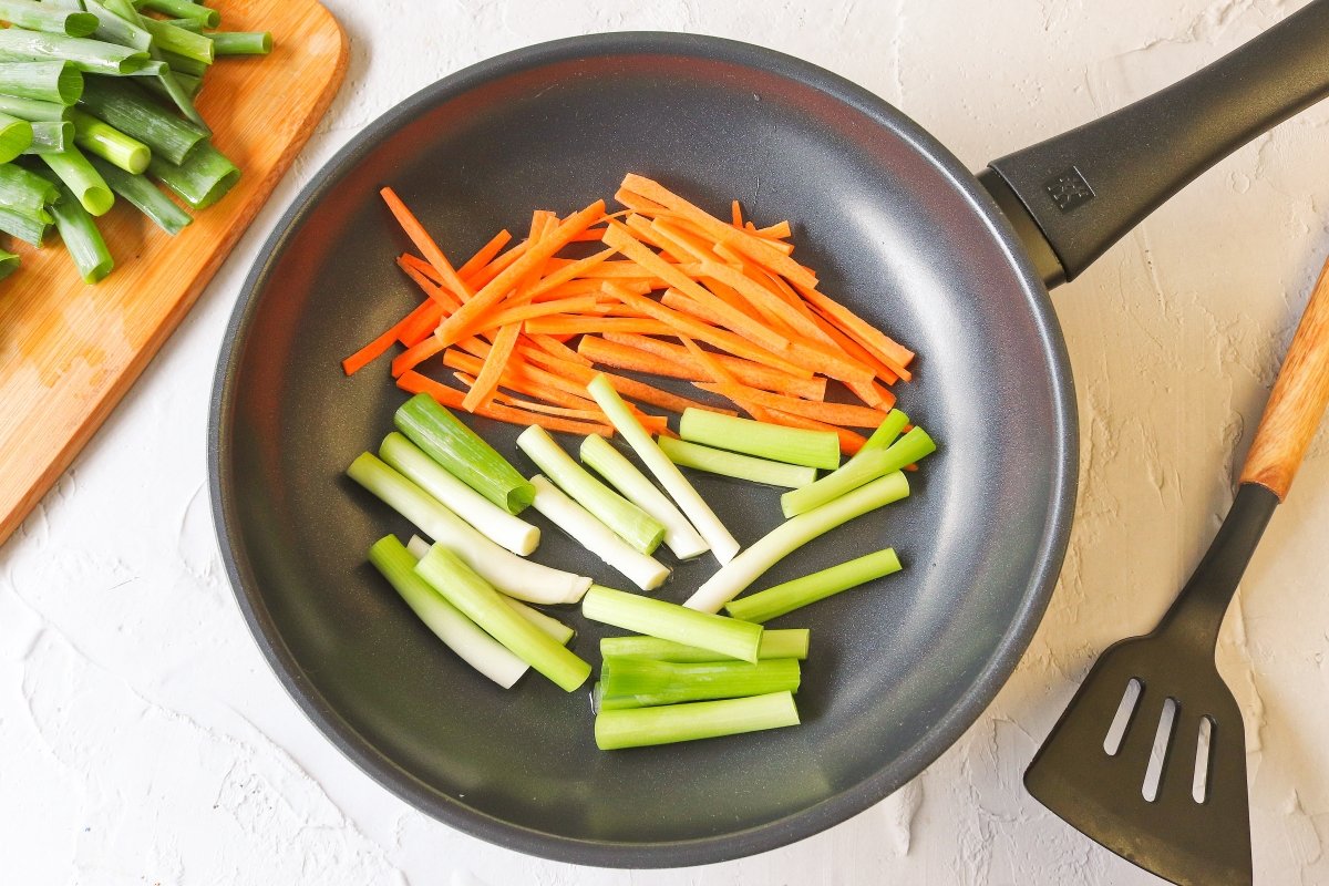 Saltear las verduras para el pajeon