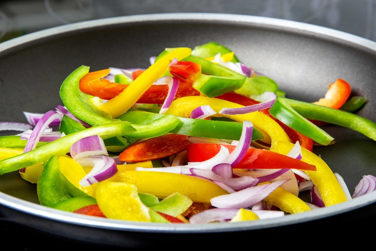 Saltear las verduras para hacer el wrap de pollo y verduras