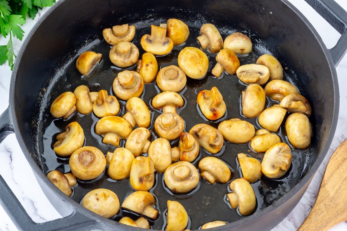 Saltear los champiñones para el fricasé de pollo