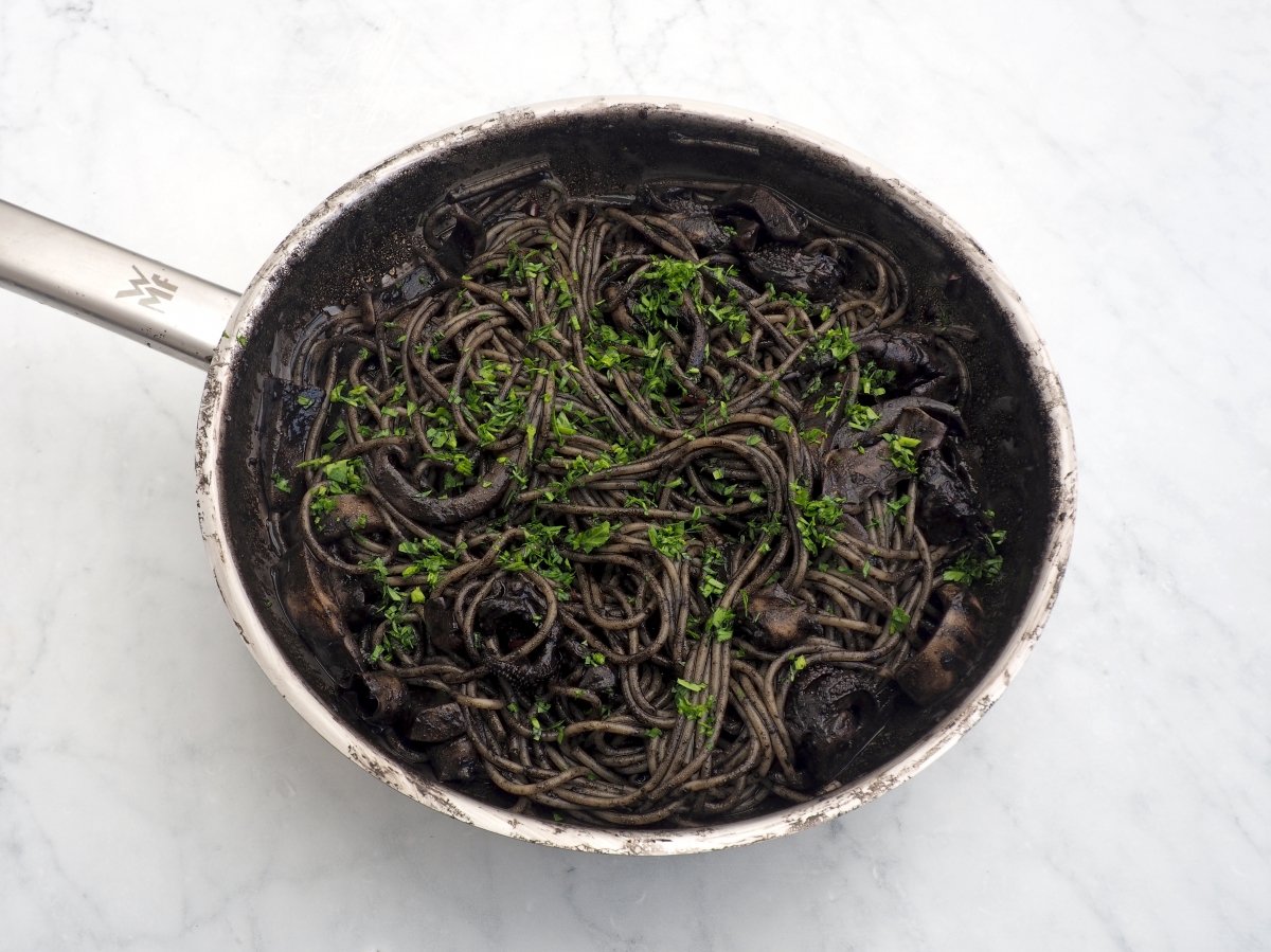 Saltear los espaguetis con la sepia en su tinta