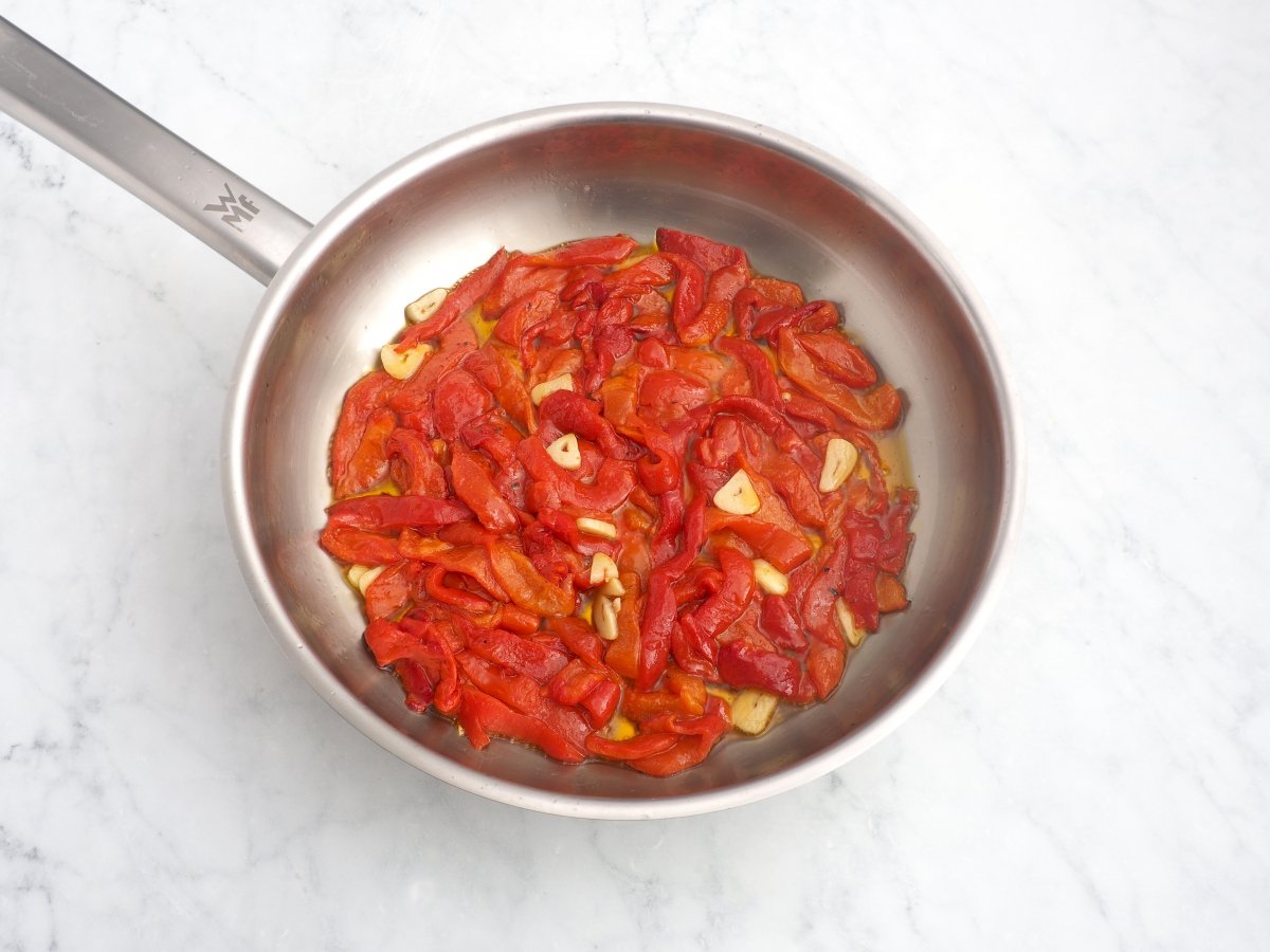 Saltear los pimientos con el ajo