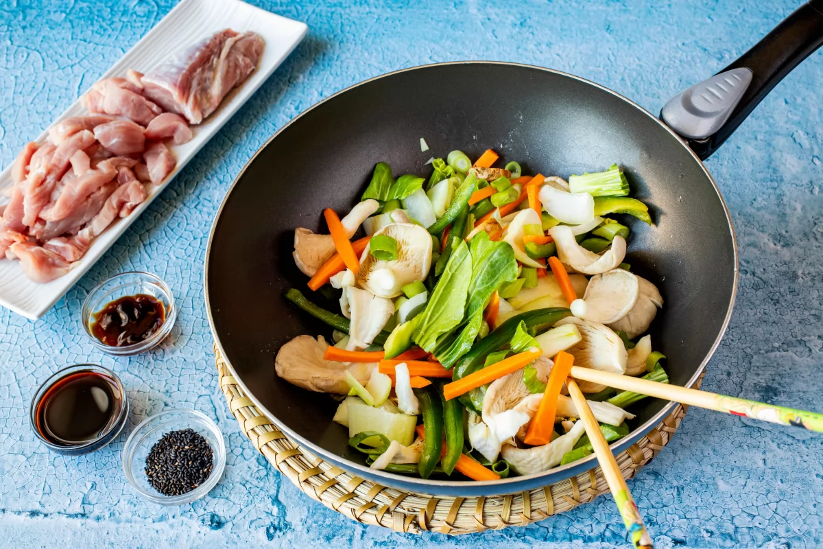 Saltear verduras para el cerdo salteado con verduras *