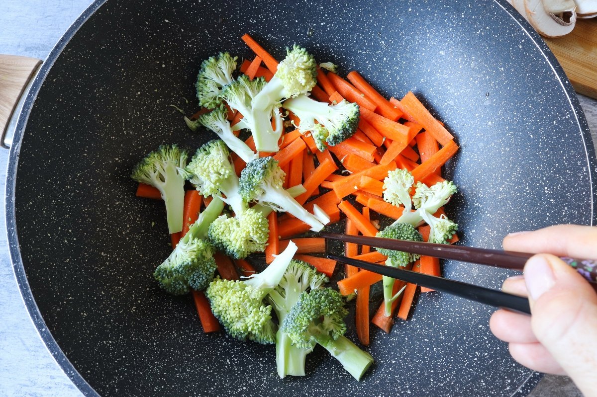 Saltear la zanahoria y el brócoli para los fideos soba con verduras