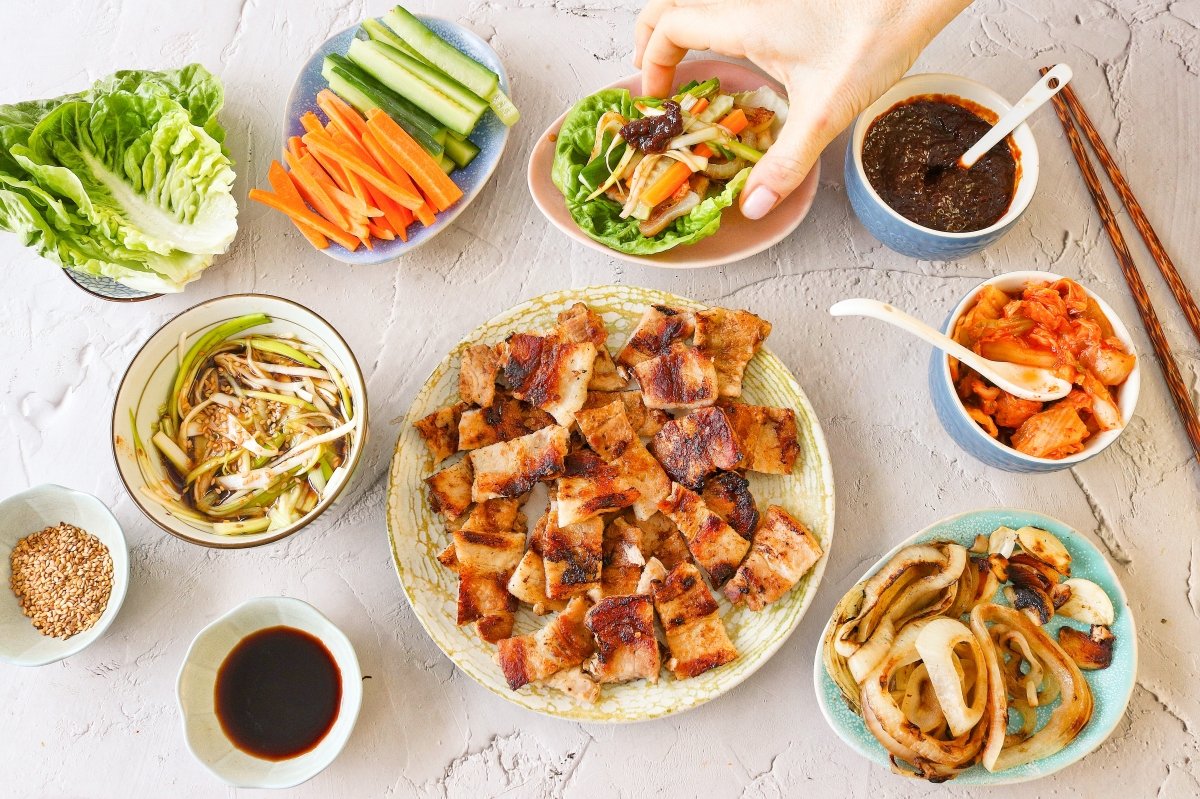 Samgyeopsal con guarniciones