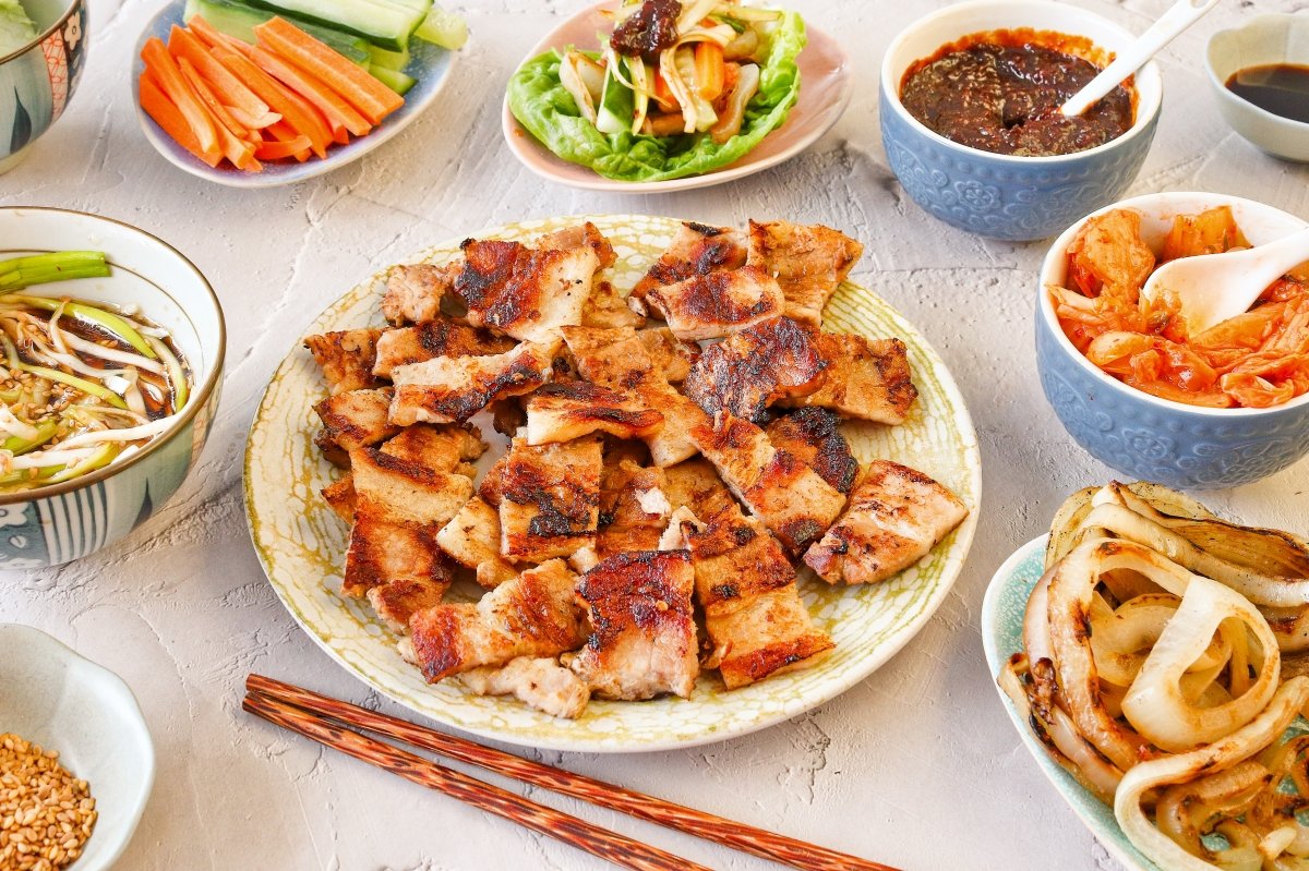 Samgyeopsal dispuesto en la mesa