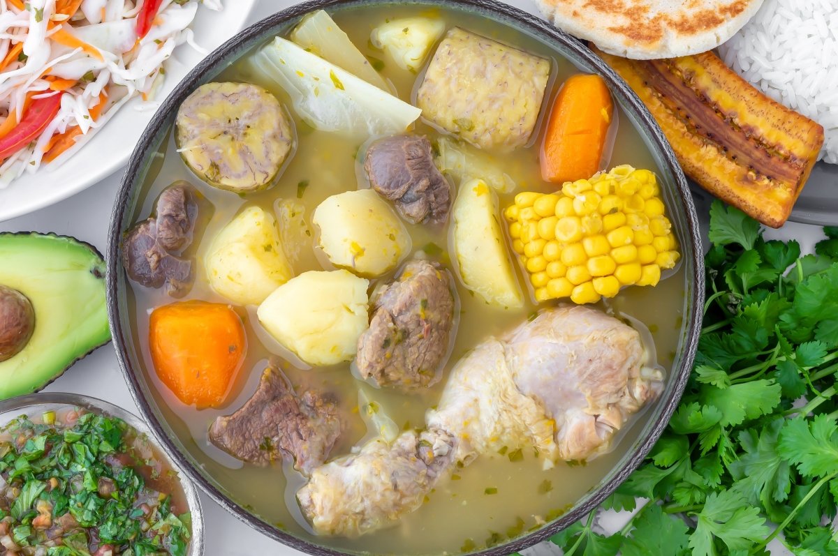 Sancocho colombiano de pollo y ternera