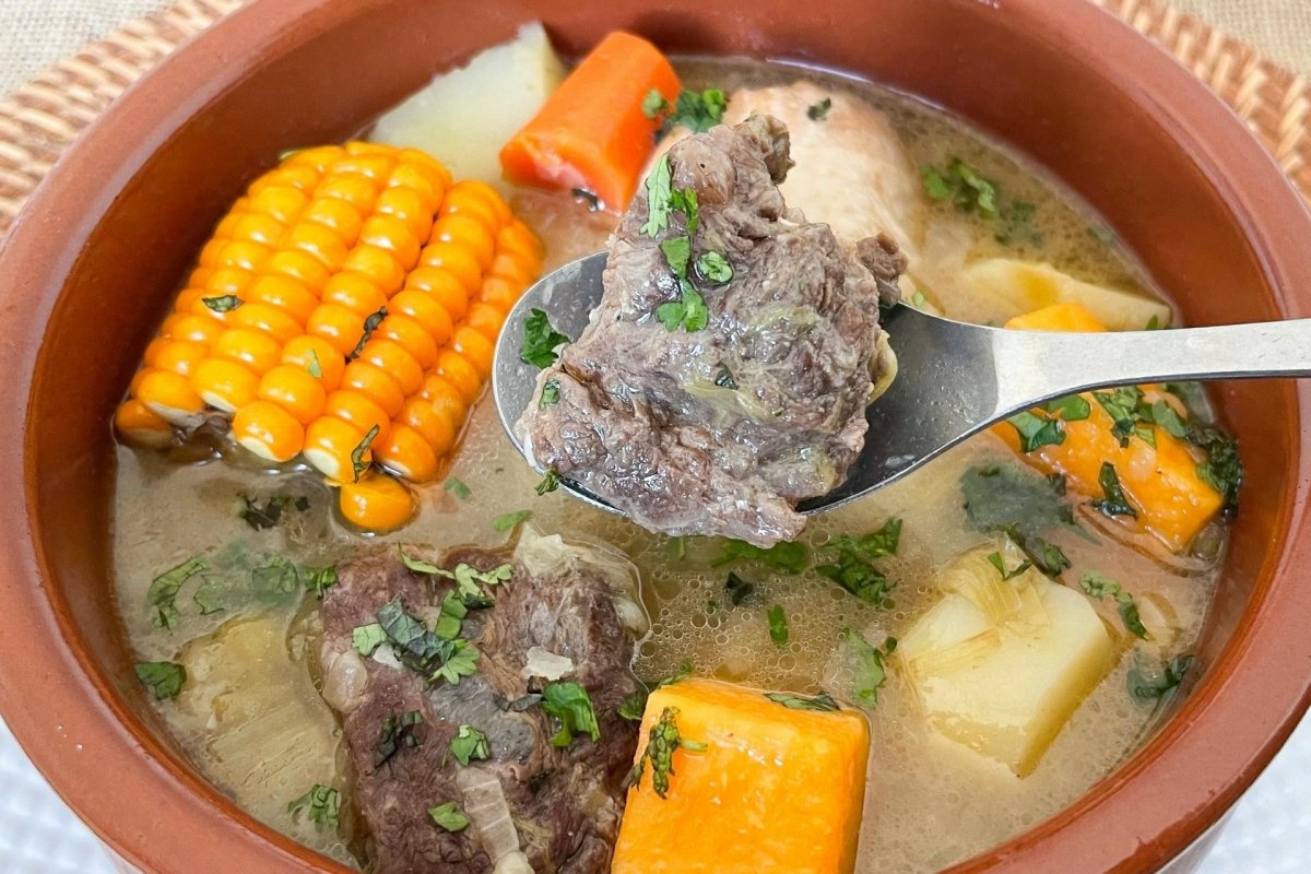 Sancocho venezolano espolvoreado con cilantro y hierbabuena