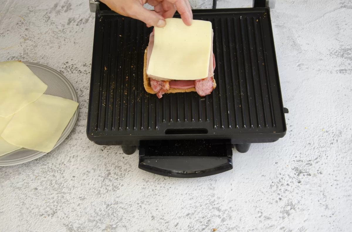 Francesinha portuguesa 10 sandwich listo y tostandose *