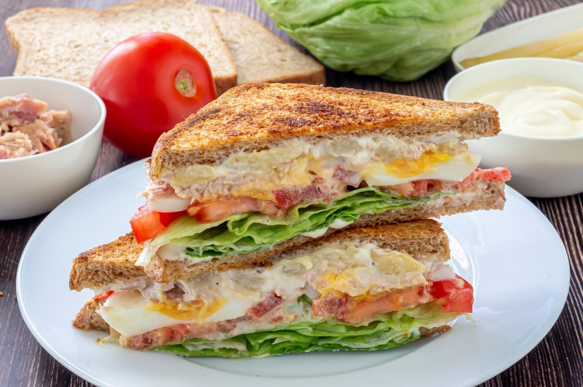 Sandwich vegetal con atún y mayonesa