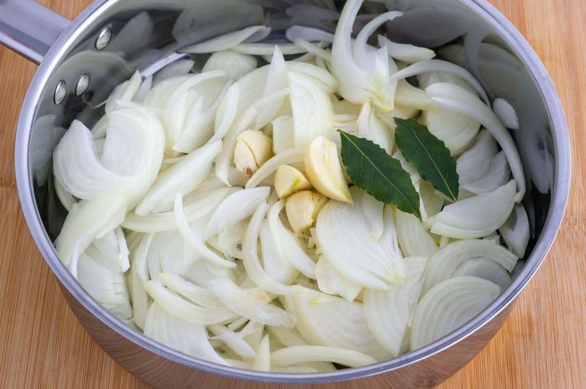 Sartén con cebolla y ajo para la sangre encebollada