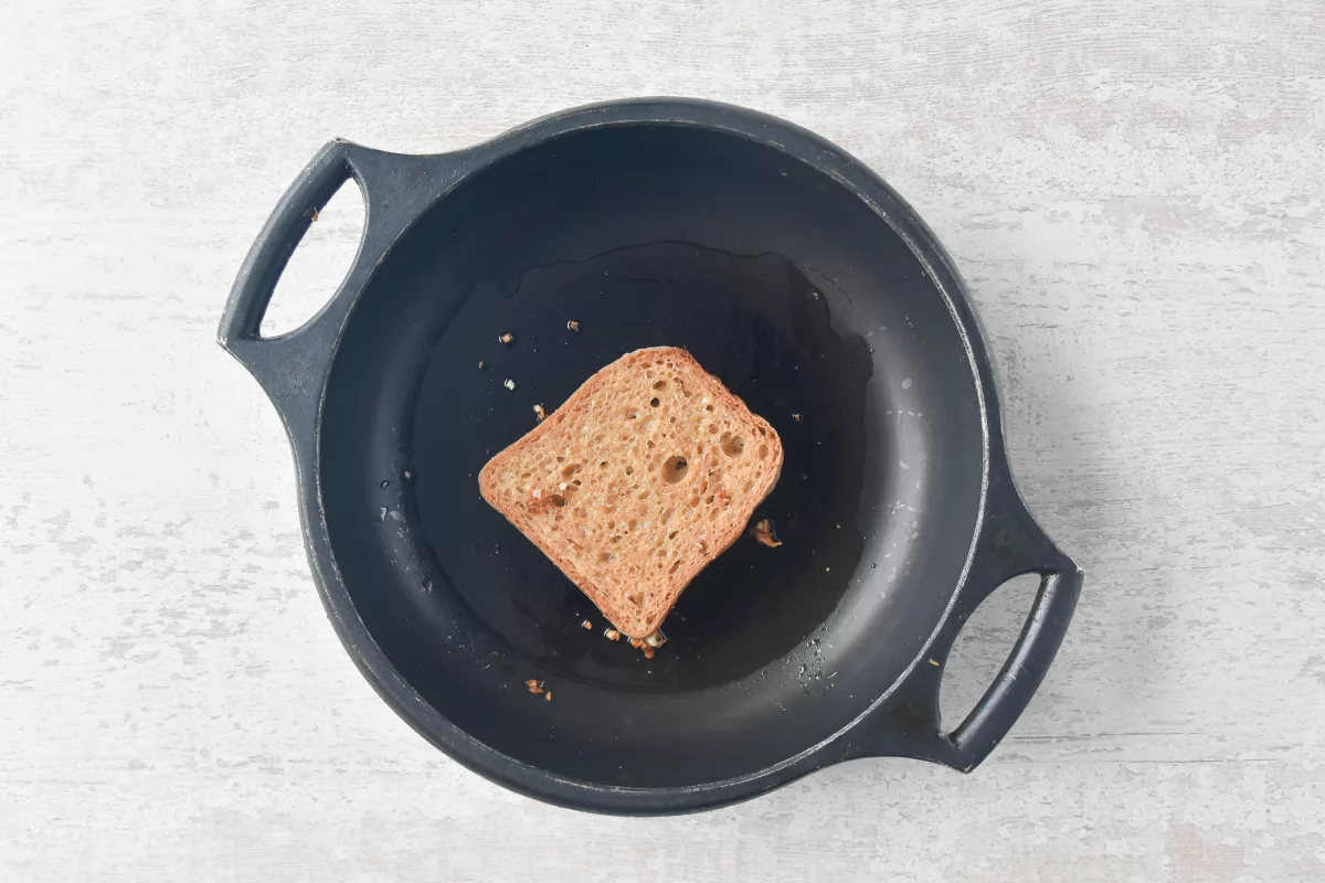 Sartén con el pan, las almendras y los ajos para freír *