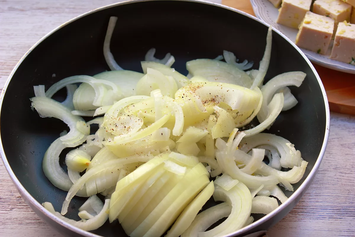 Sartén con la cebolla cortada en juliana *