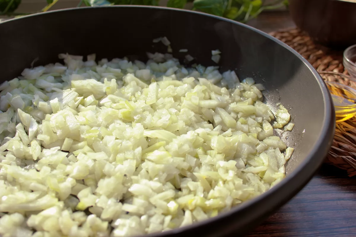 Sartén con la cebolla y el ajo picados para pochar *