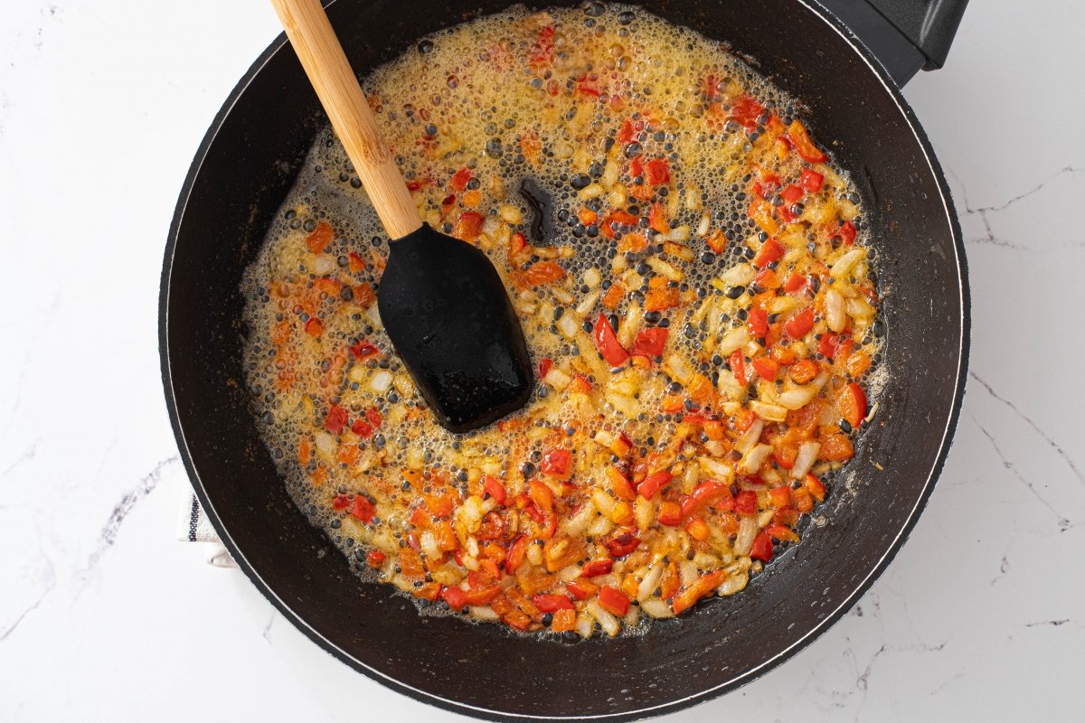 Sartén con la cebolla y el pimiento para hacer el sándwich