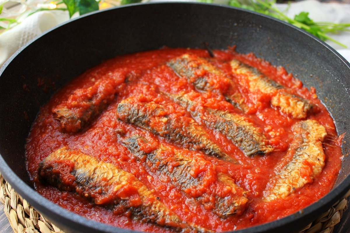 Sartén con las sardinas con tomate