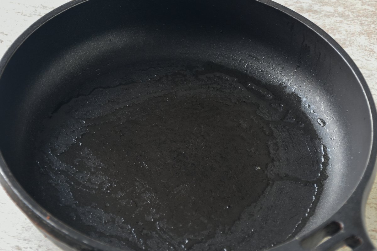 Frying pan with a little oil to prepare the grilled egg